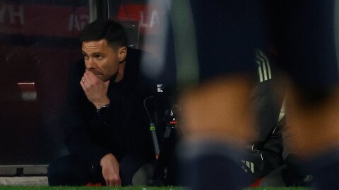  Xabi Alonso đã ‘buông giáp’ quy hàng?